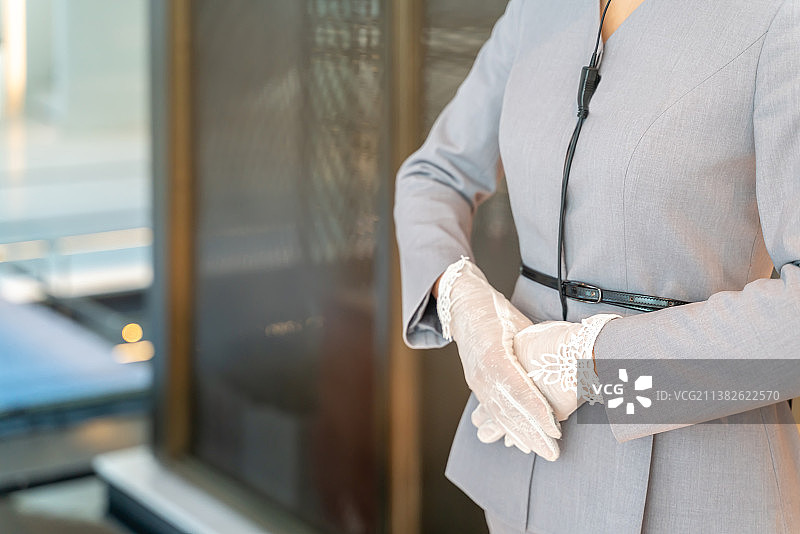 酒店服务员迎宾半身像图片素材