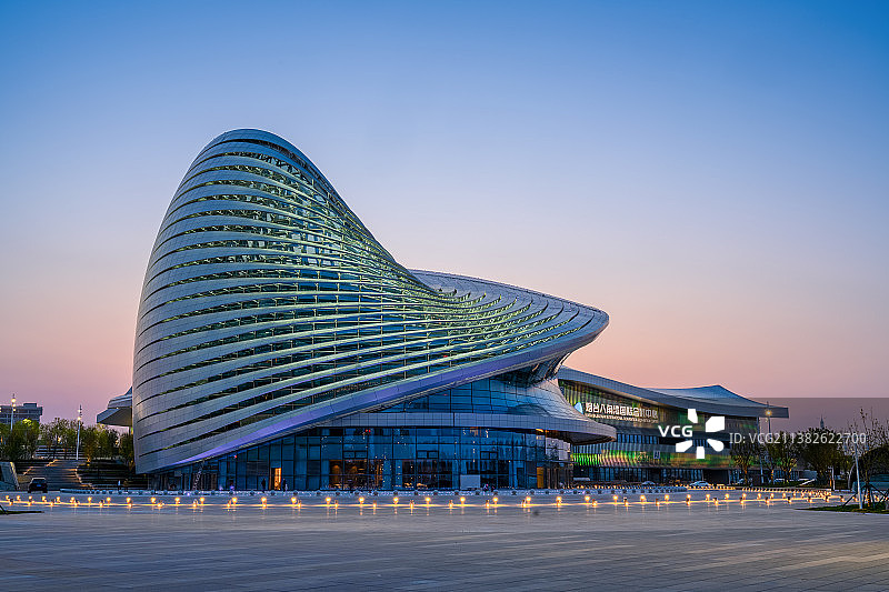 山东烟台八角湾国际会展中心夜景图片素材