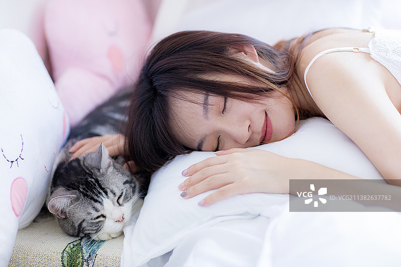 年轻女性和宠物猫图片素材