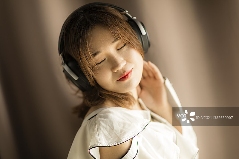 听音乐的年轻女士图片素材