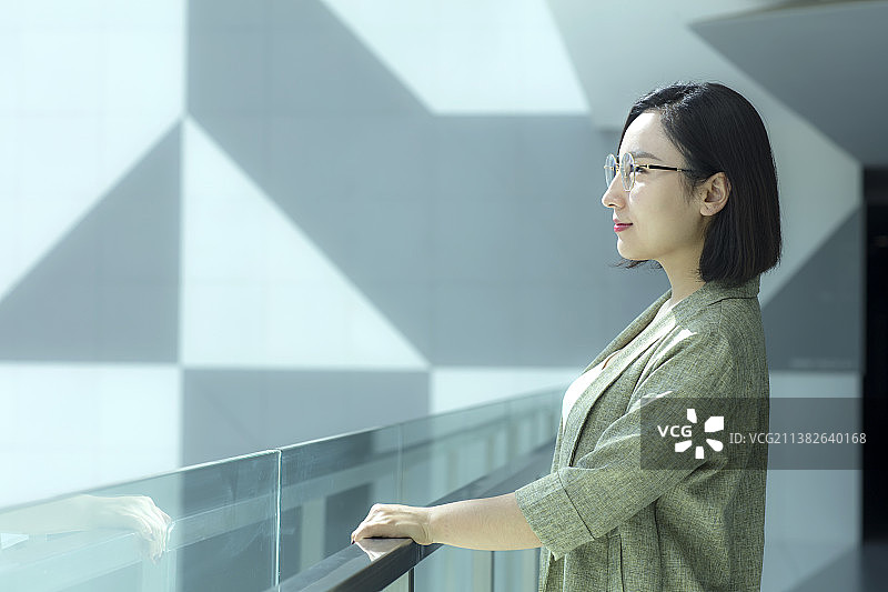 优雅的商务女士图片素材