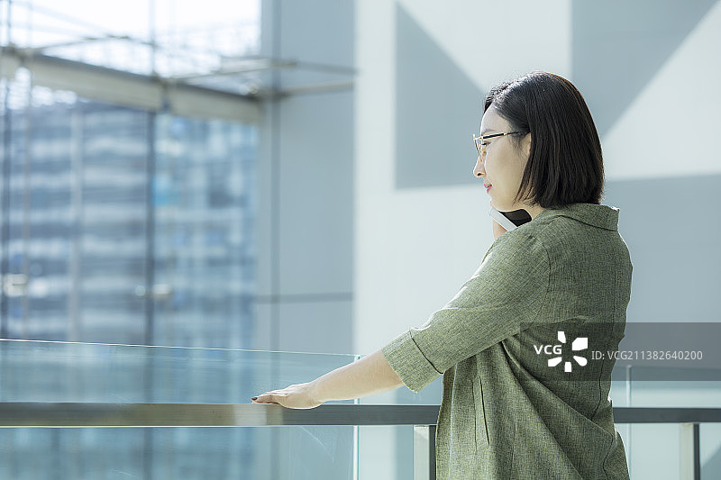 打电话的商务女士图片素材