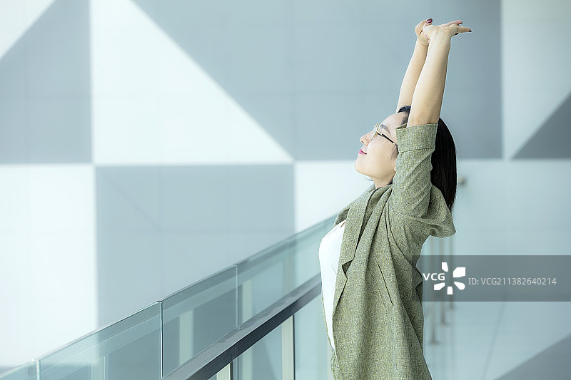 工间休息的商务女士图片素材