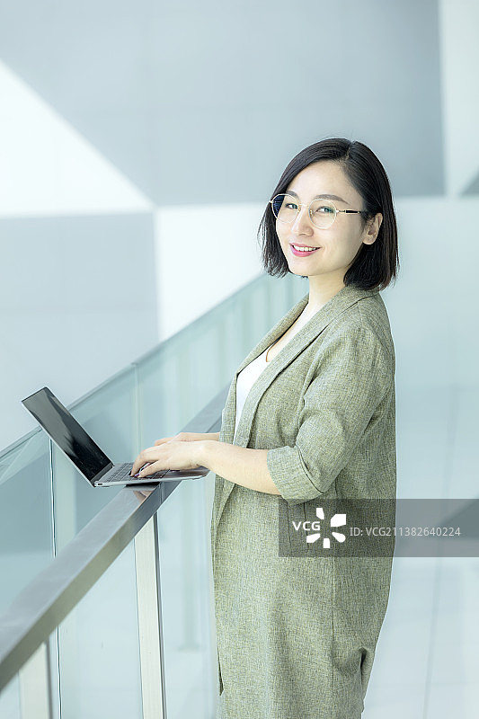 使用电脑的商务女士图片素材