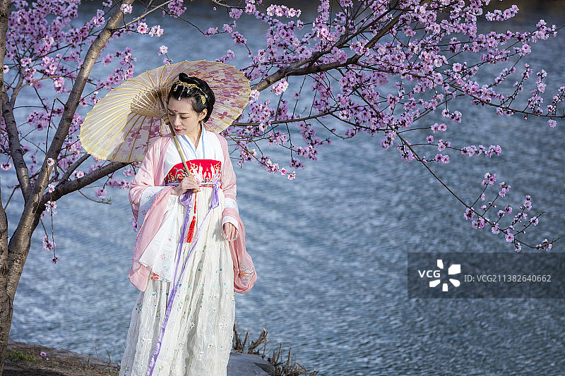 拿着油纸伞的古典美女图片素材