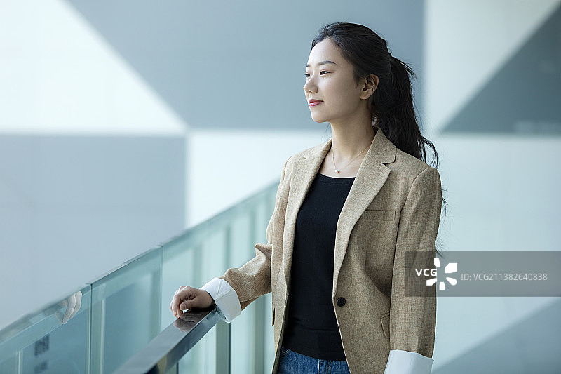 优雅的商务女士图片素材