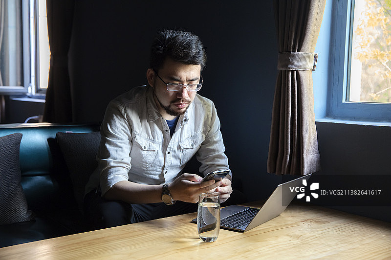 使用智能手机的商务男士图片素材