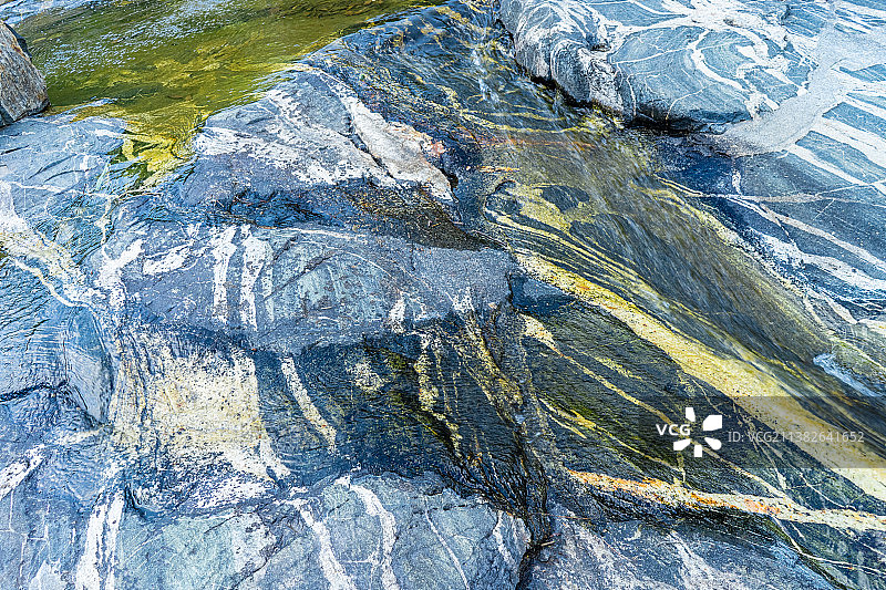 中国都市风光拍摄主题，山东省泰安市岱岳区彩石溪风景区，巨大的泰山石石头和纹理图案，户外白昼无人图像摄图片素材