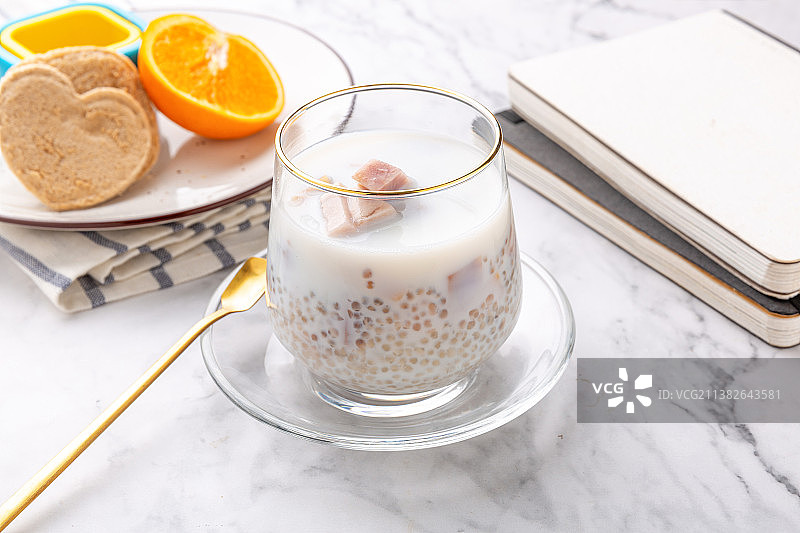 玻璃杯里的香芋西米露饮品图片素材