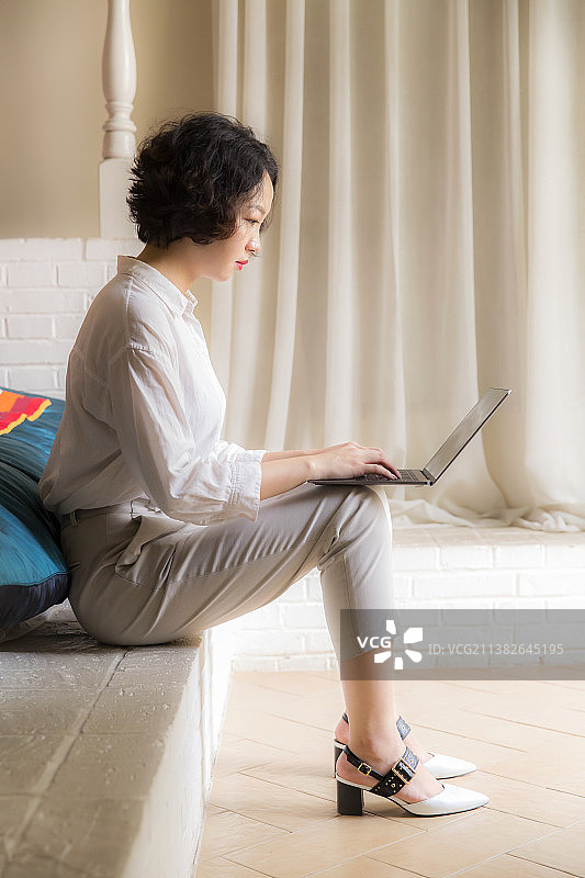 正在办公的年轻女士图片素材