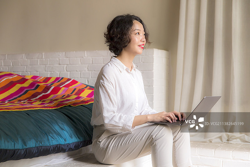 正在办公的年轻女士图片素材