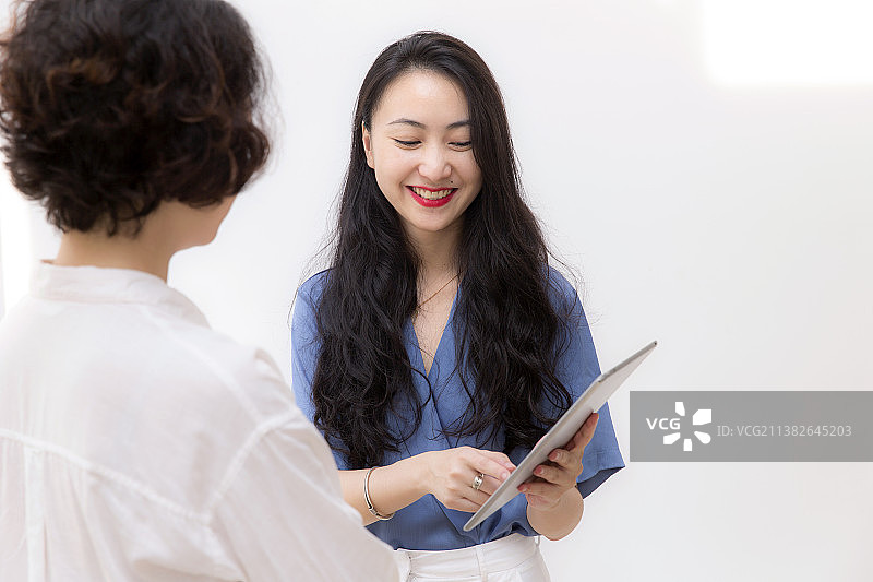 正在交流中的年轻女士图片素材