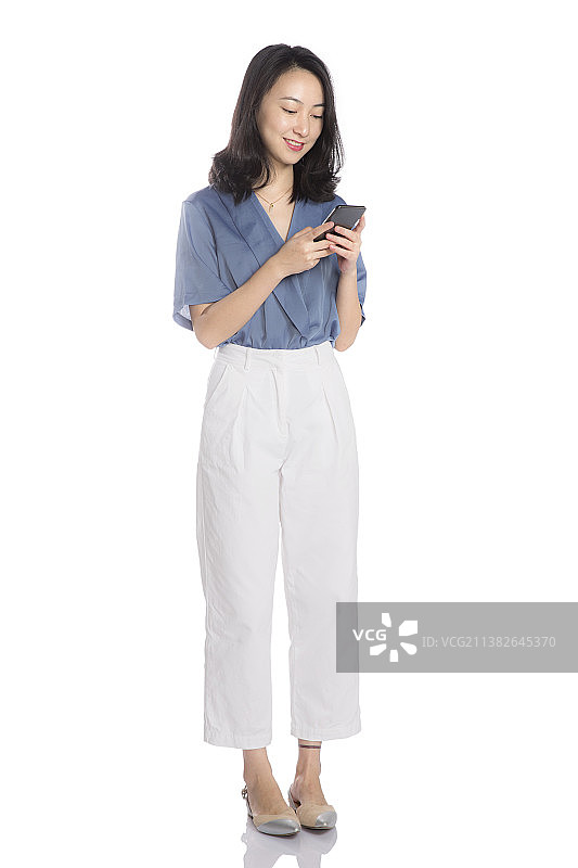 发短信的年轻女士图片素材