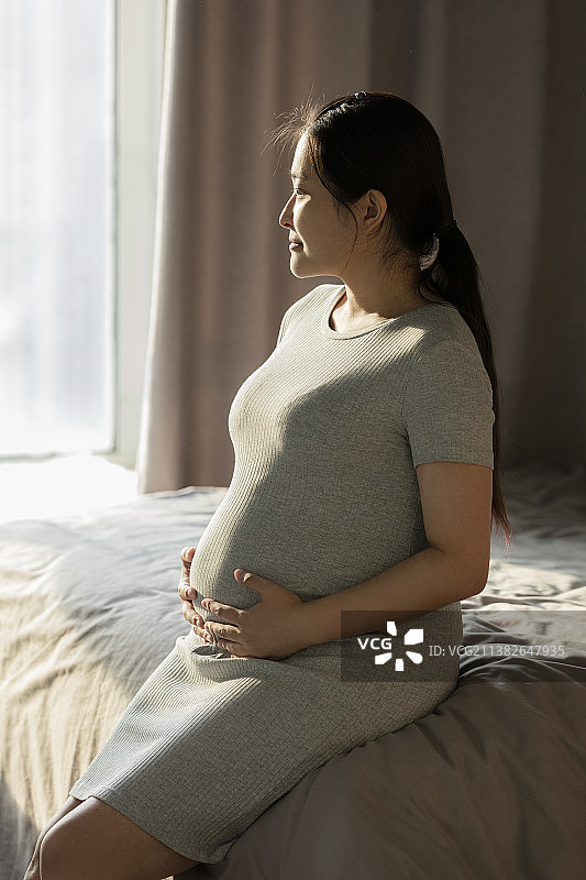 年轻的孕妇妈妈图片素材