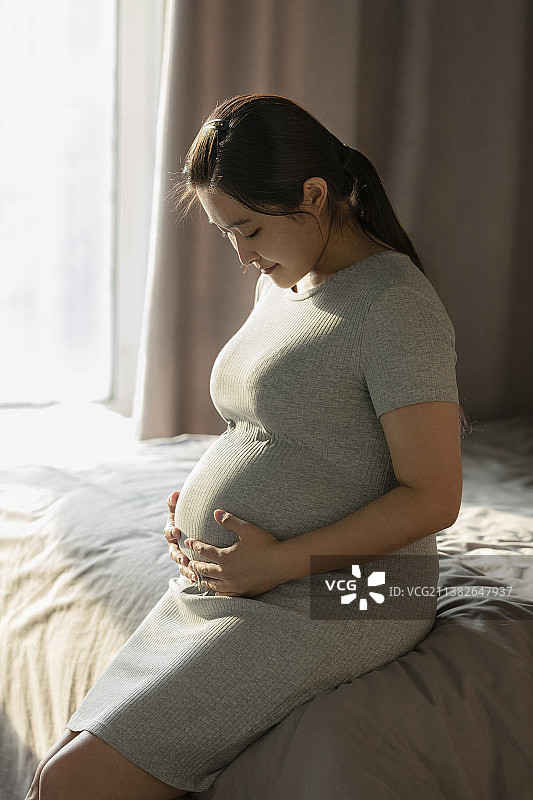 年轻的孕妇妈妈图片素材