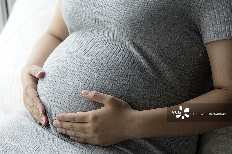 年轻的孕妇妈妈图片素材