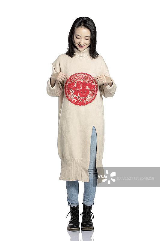 拿着窗花剪纸的年轻女士图片素材