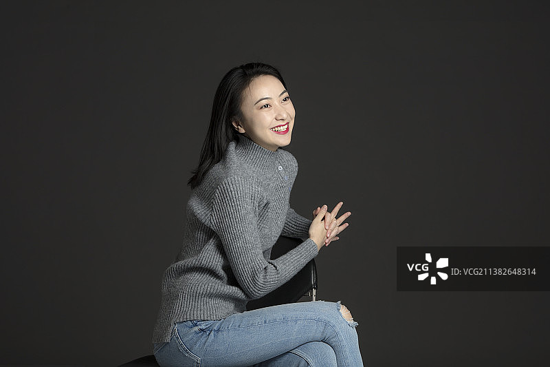 优雅的年轻女士图片素材