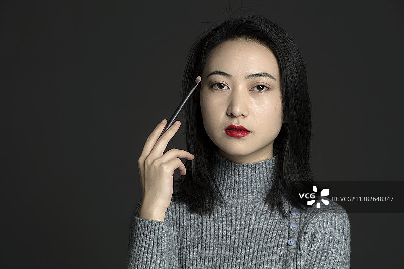 化妆的年轻女士特写图片素材