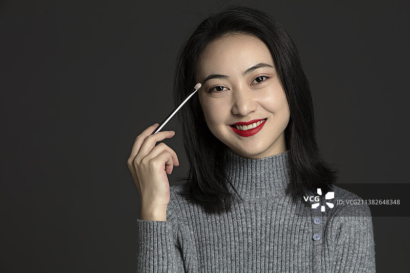 化妆的年轻女士特写图片素材