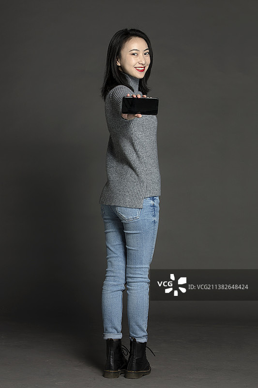 拿着手机的年轻女士图片素材