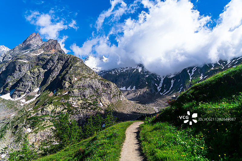 阿尔卑斯山的山间小路图片素材