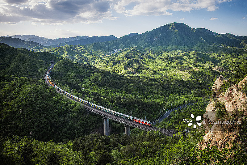 大秦铁路列车穿梭在群山之中图片素材