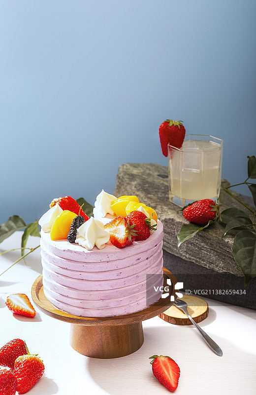 芋泥草莓蛋糕图片素材