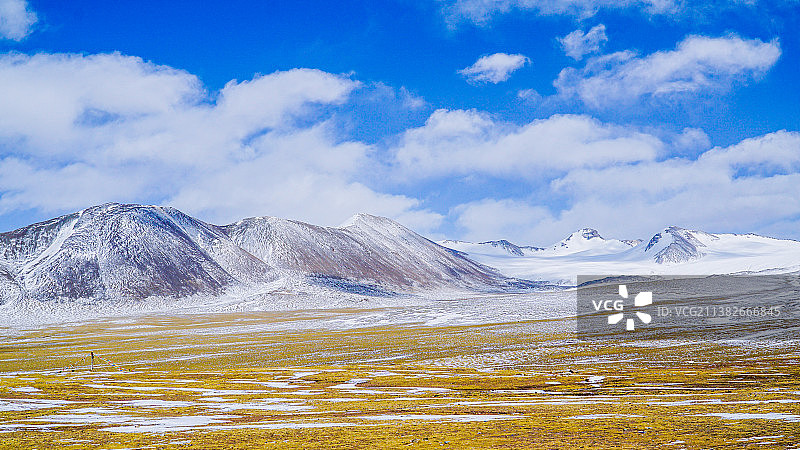 唐古拉山旁的群山山脉图片素材