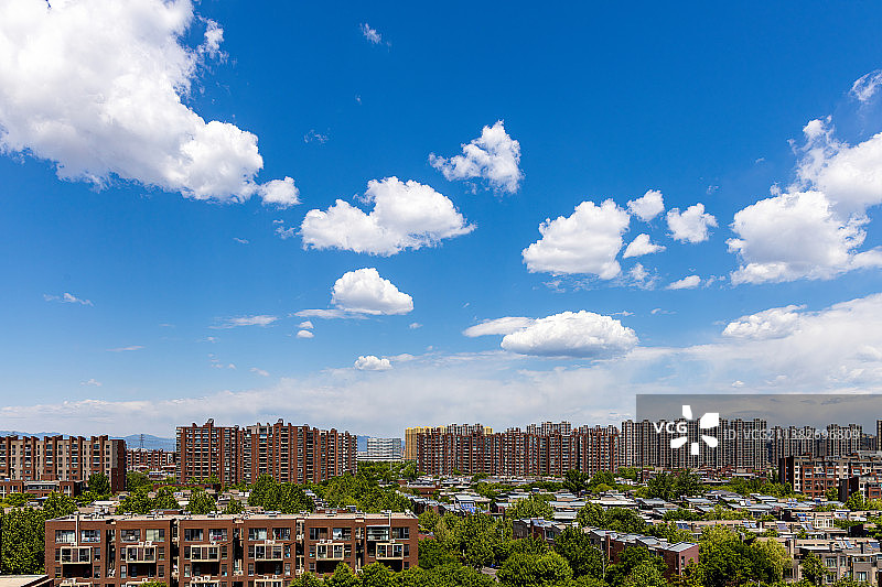 蓝天白云下的北京海淀西二旗天际线图片素材