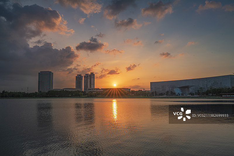 黄昏傍晚的明月湖湖滨公园 中国运河大剧院图片素材