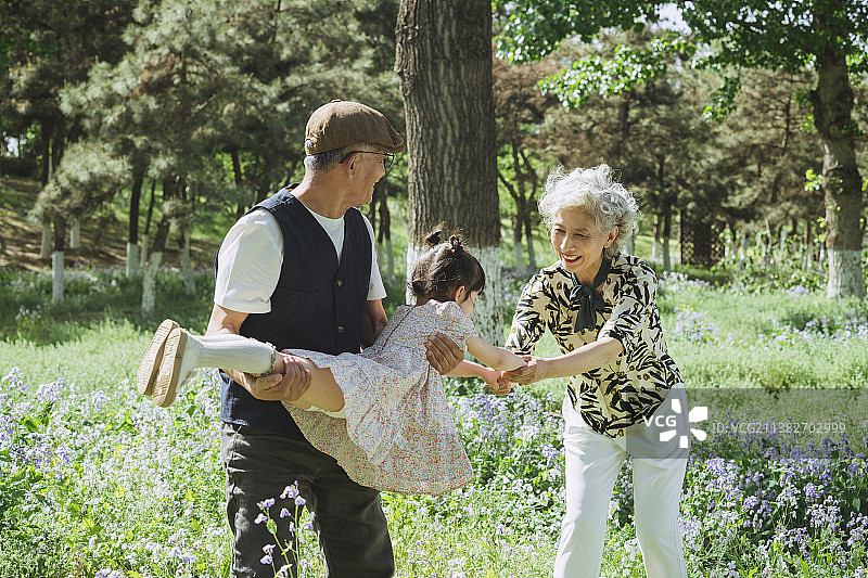 爷爷奶奶和孙女在公园玩耍图片素材