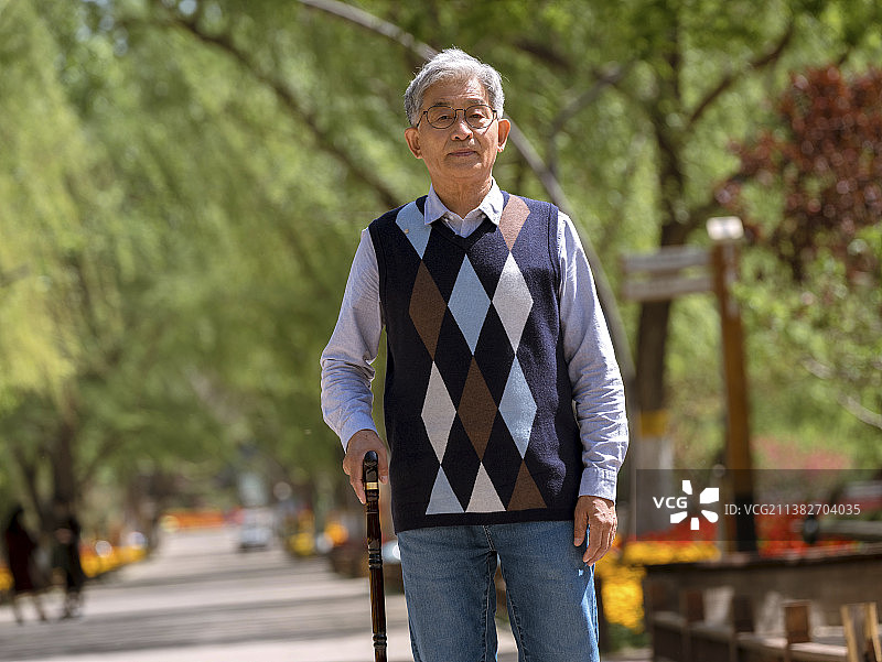 老年男人在养老机构图片素材