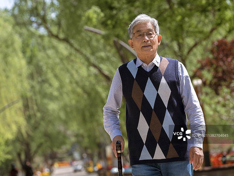 老年男人在养老机构图片素材