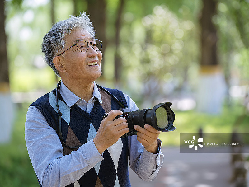 老年男人在公园拍照图片素材
