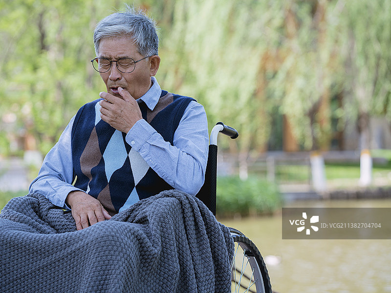 老年男人在养老机构图片素材