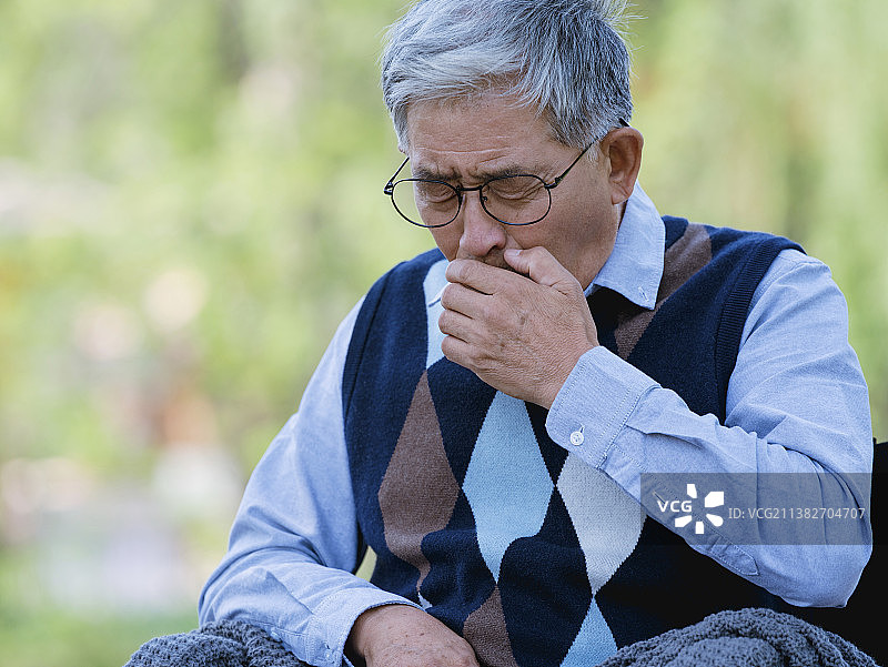 老年男人在养老机构图片素材