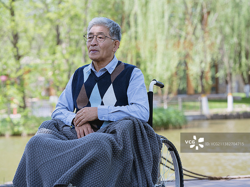 老年男人在养老机构图片素材