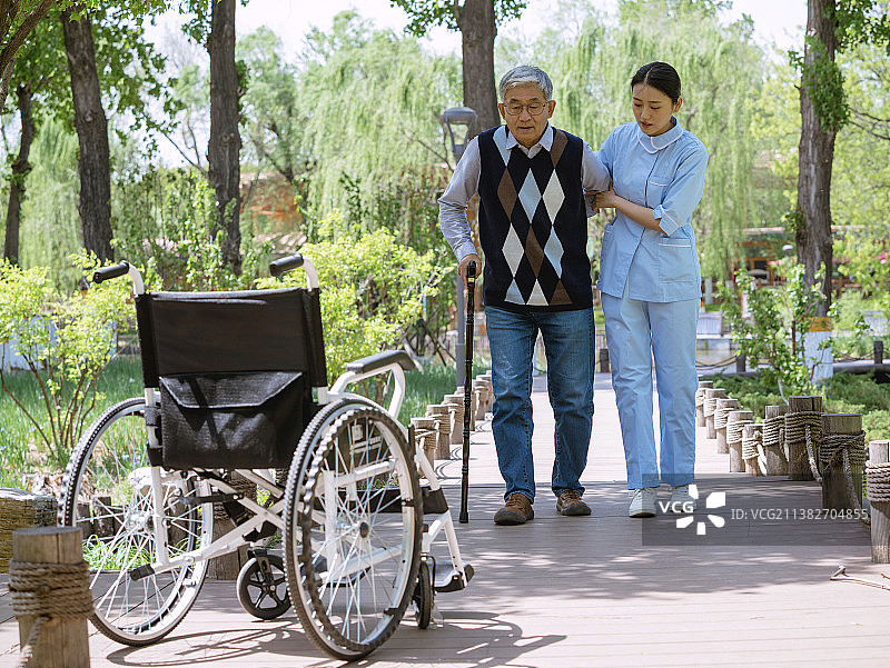 护士在陪伴老人图片素材