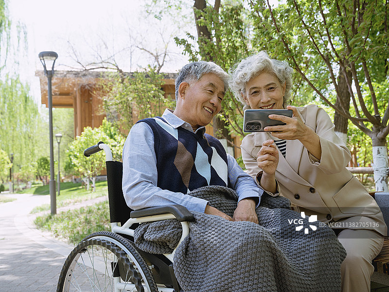 老年夫妻在养老机构图片素材