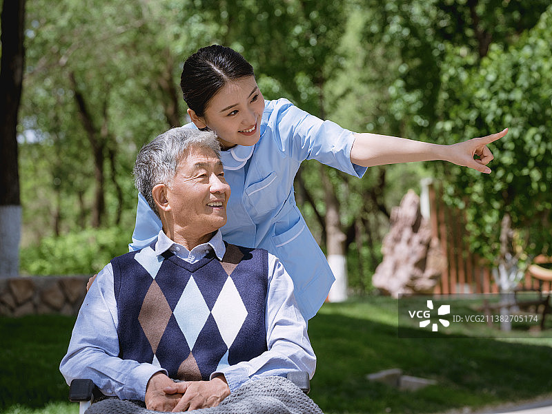 护士在陪伴老人图片素材