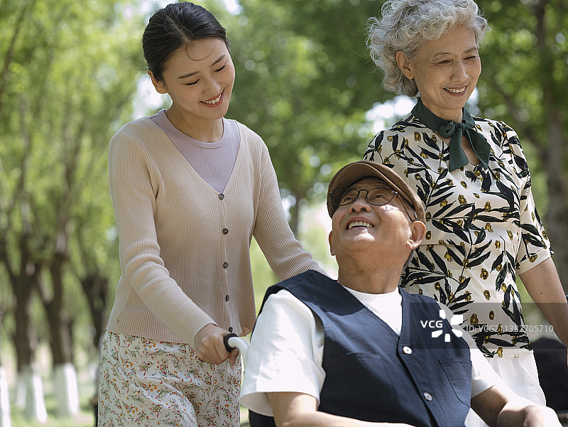 一家三口在公园散步图片素材