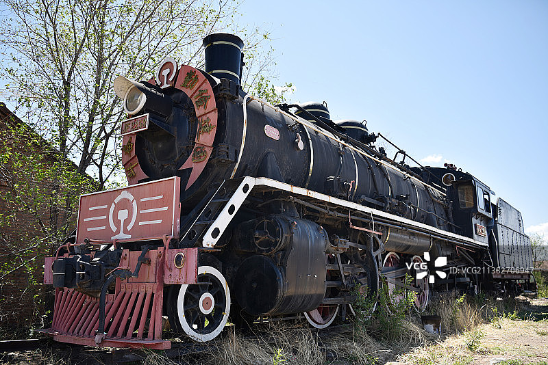 河北省张家口市宣化区拍摄的一台停用多年由四方机车车辆厂1956年4月生产的MK1型蒸汽机车图片素材