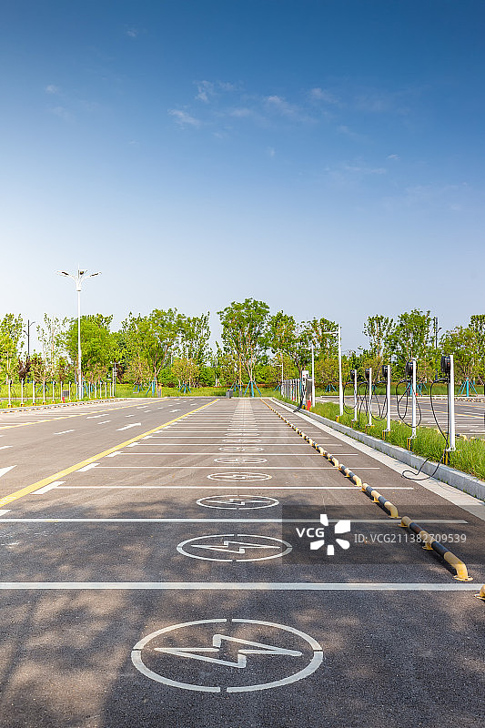 规划整齐的新能源电动汽车充电停车场图片素材