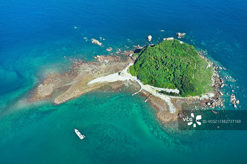 广东省深圳市大鹏新区西涌旅游度假区仙人掌沙滩情人岛航拍图片素材
