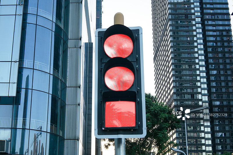 红色交通信号灯和金融建筑背景图片素材