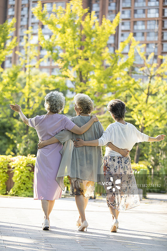 快乐的老年闺蜜在公园跳舞图片素材