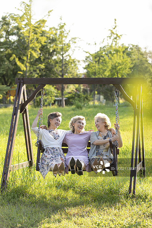 快乐的老年闺蜜在公园放松身心图片素材