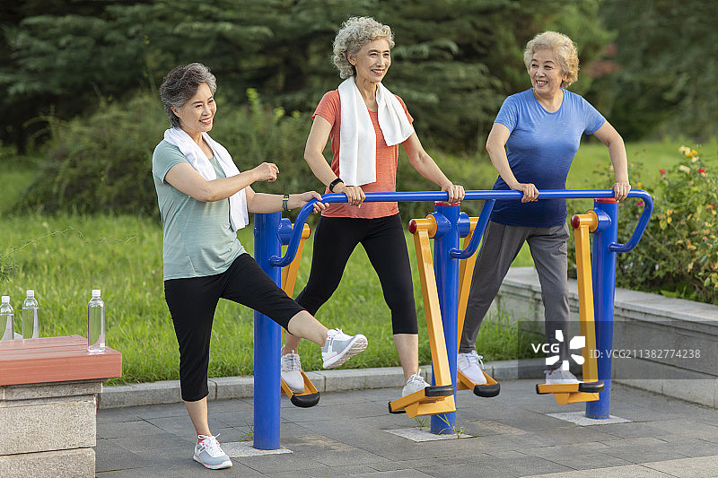 老年闺蜜在公园一起健身图片素材