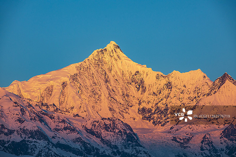 梅里雪山卡瓦格博峰图片素材